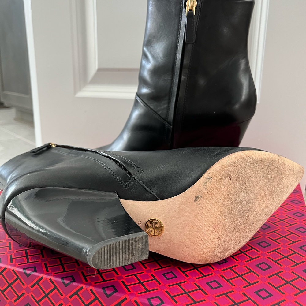 Tory Burch LILA 90MM Zip Up Ankle Bootie
Calf Leather - Picture 9 of 16